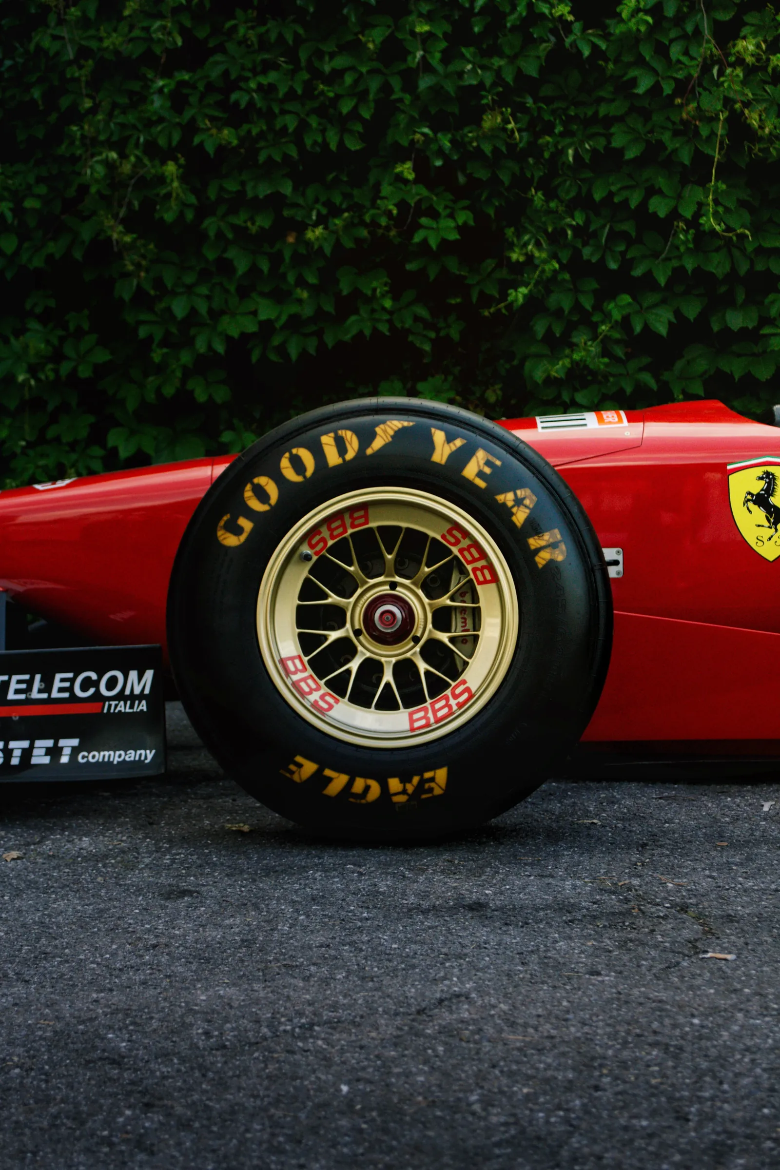 Primo piano di uno pneumatico Goodyear su una Ferrari di Formula 1 rossa