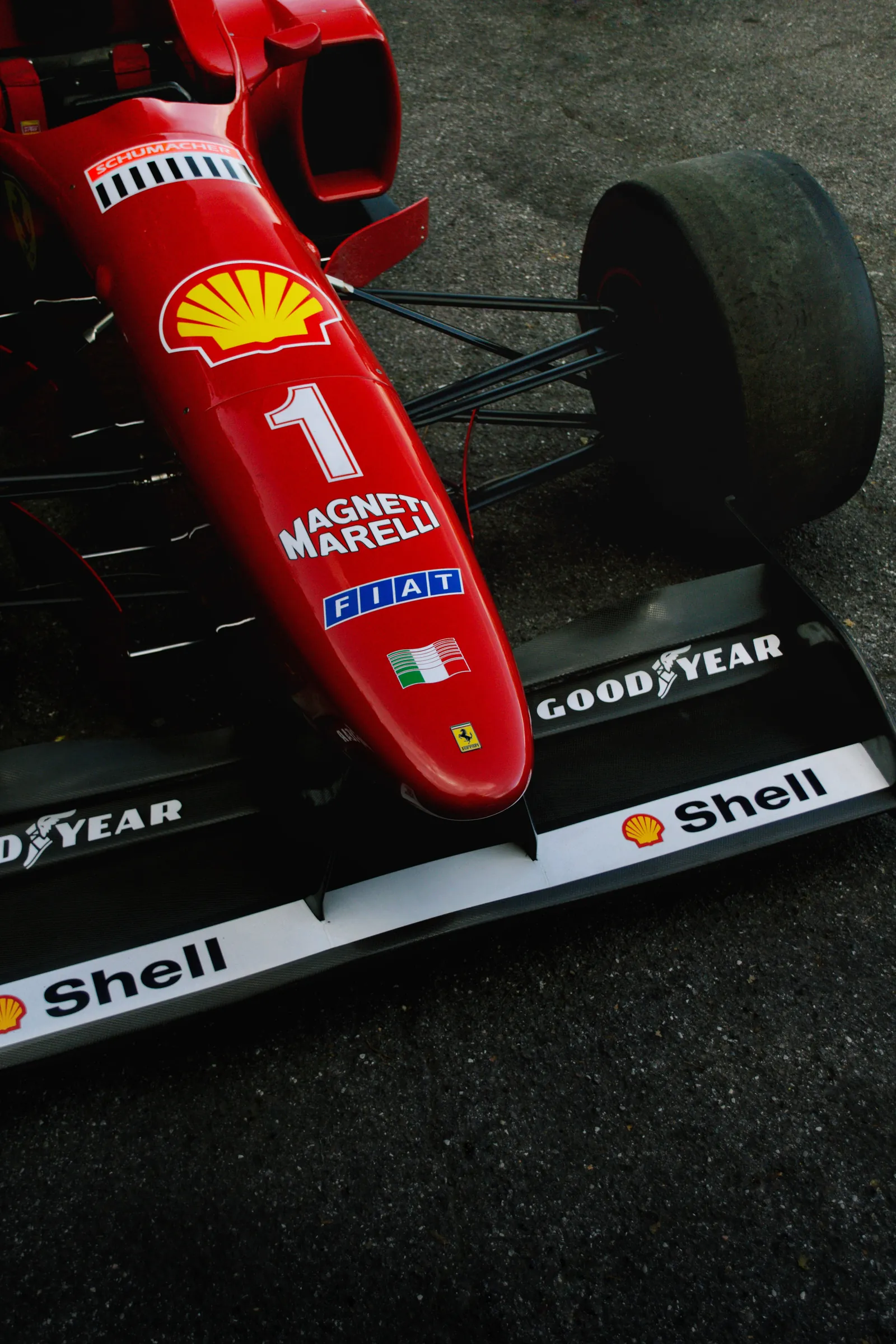Musetto di una Ferrari di Formula 1 rossa con livrea Shell