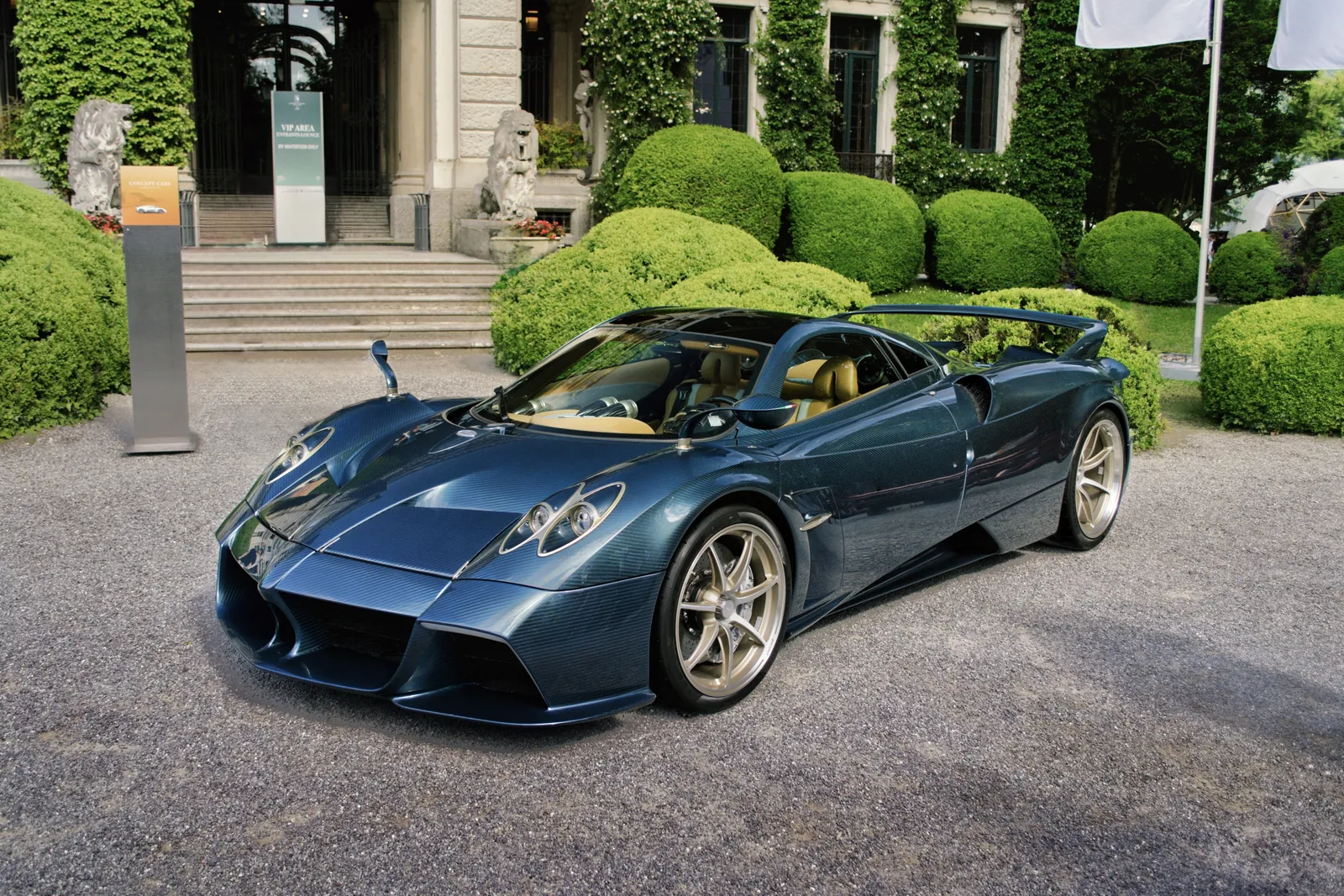 Pagani Huayra blu davanti a una villa storica