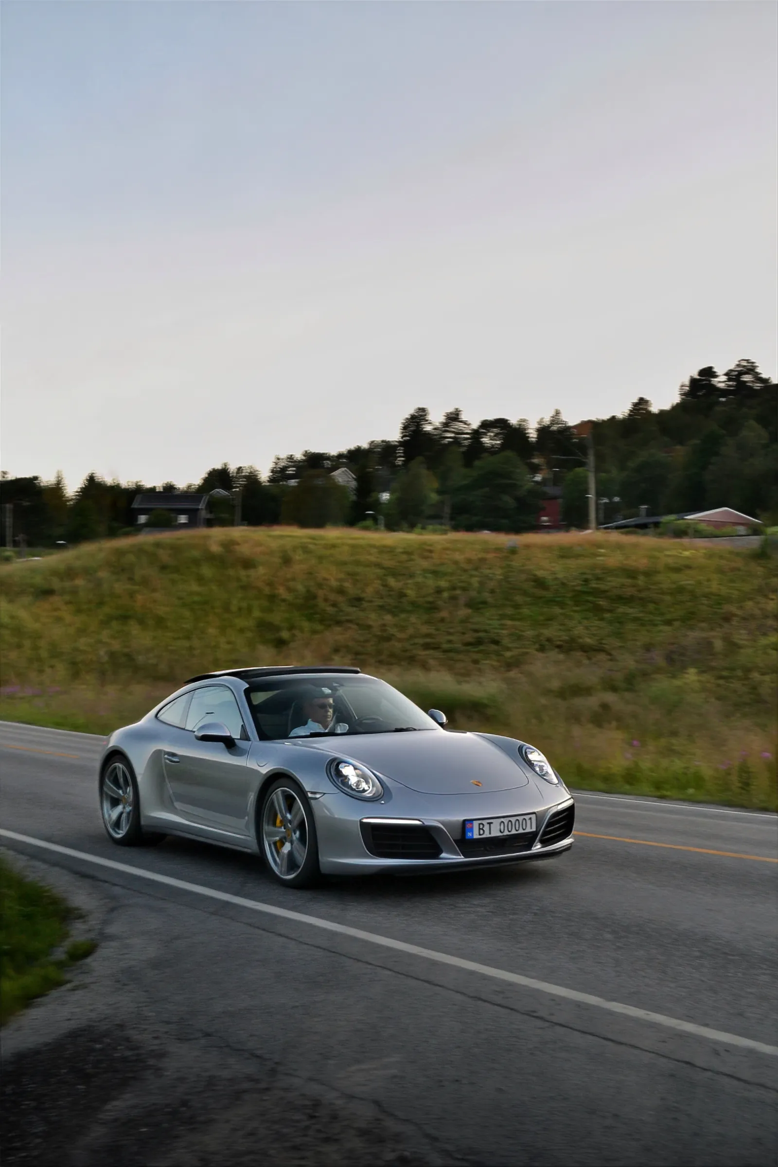 Porsche 911 grigia su una strada di campagna