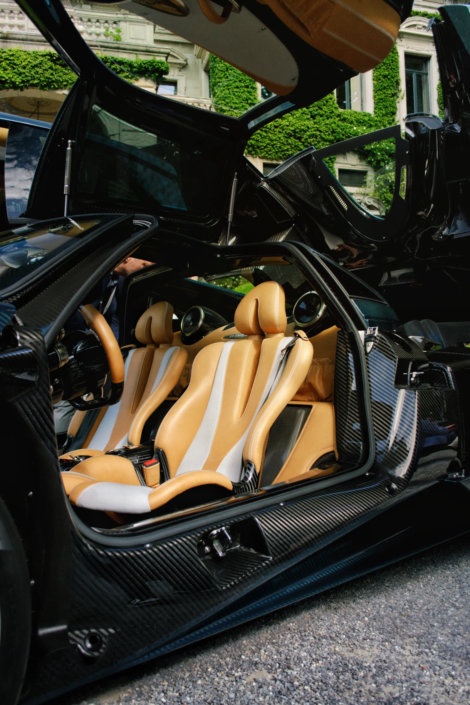 Portiera ad ala di gabbiano aperta con interni in pelle di una Pagani