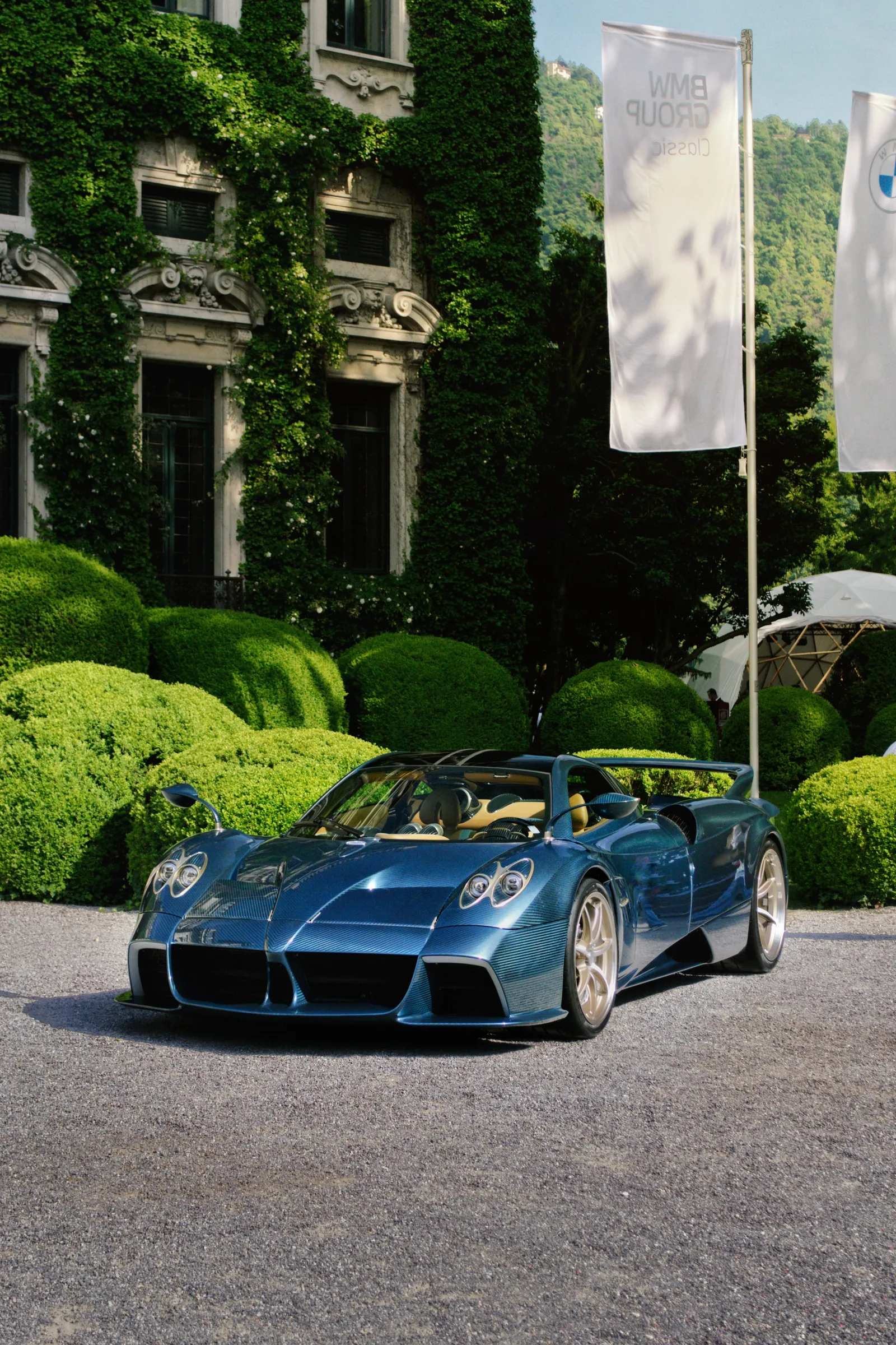 Pagani Huayra Roadster blu davanti a una villa