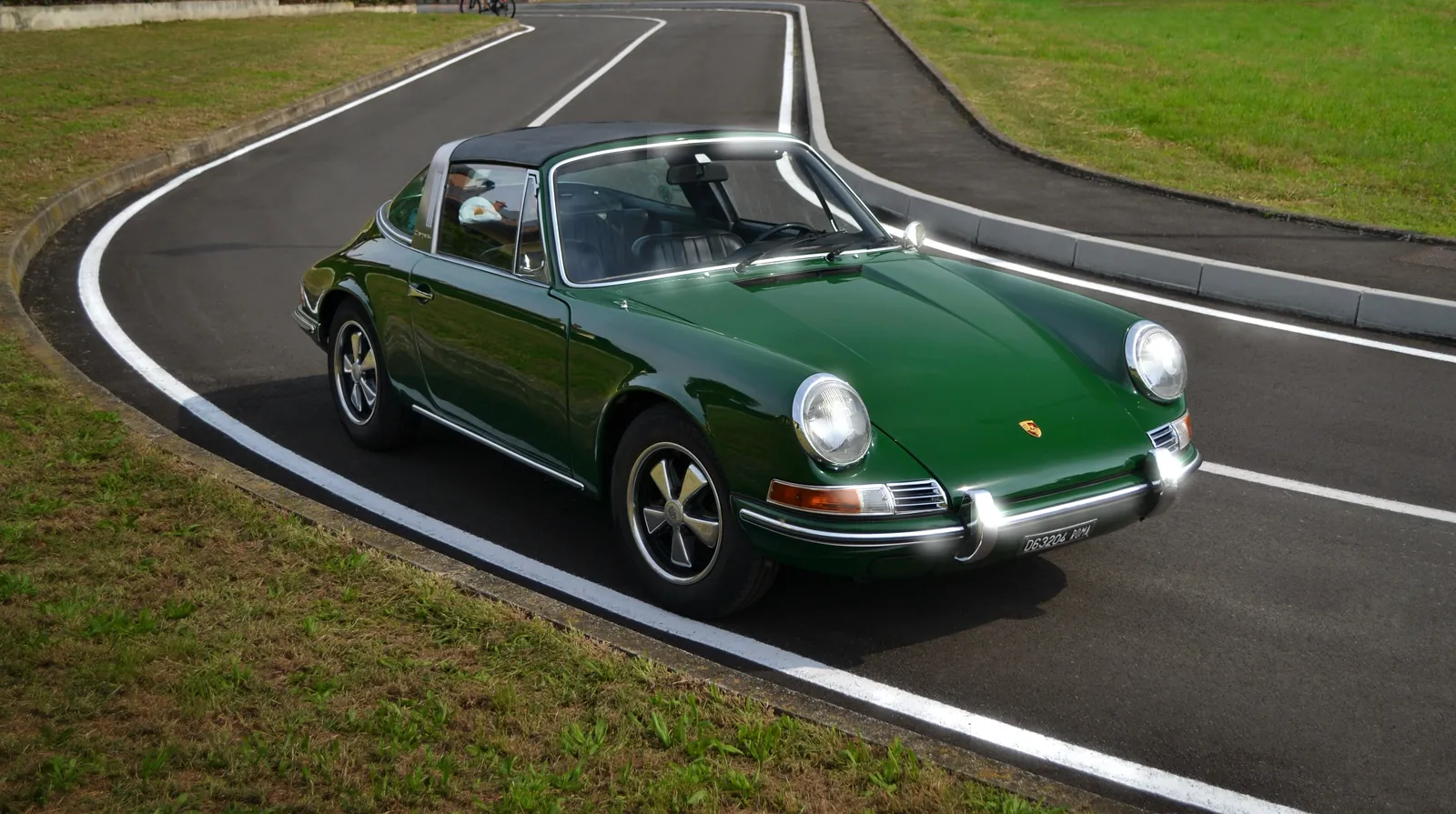 Porsche 911 Targa classica verde su una pista tortuosa